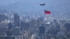 一架悬挂台湾旗帜的支奴干直升机在台北市上空飞行。（2021年10月7日）