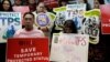Más de 100 legisladores piden a Trump reinstaurar TPS