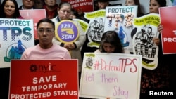 8일 미국 맨해튼에서 뉴욕이민자연합이 기자회견을 열고 엘살바도르 출신 이민자들에 대한 임시보호신분(TPS) 프로그램을 중단하기로 한 미국 정부의 결정에 항의하고 있다.