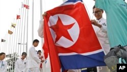 18일 인천 아시안게임 선수촌에서 북한 선수단을 환영하는 행사가 열렸다. 행사에서 북한 인공기를 게양하고 있다.