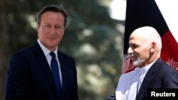 ນາຍົກອັງກິດ ທ່ານ David Cameron ຈັບມືກັບປະທານາທິບໍດີ ອັຟການິສຖານ ທ່ານ Ashraf Ghani.