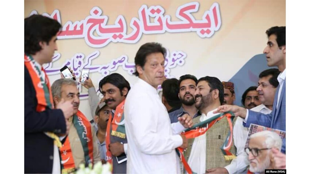 عمران خان جنوبی پنجاب صوبہ محاذ کے راہنماؤں کے ساتھ۔ 9 مئی 2018