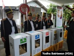 Suasana di TPS 27 Joho Solo mengangkat tema prajurit jaman dulu, Rabu (17/4) (foto: VOA/Yudha Satriawan)