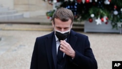 French President Emmanuel Macron reacts as he meets Portuguese Prime Minister Antonio Costa, Wednesday, Dec. 16, 2020 in Paris. (AP Photo/Francois Mori)