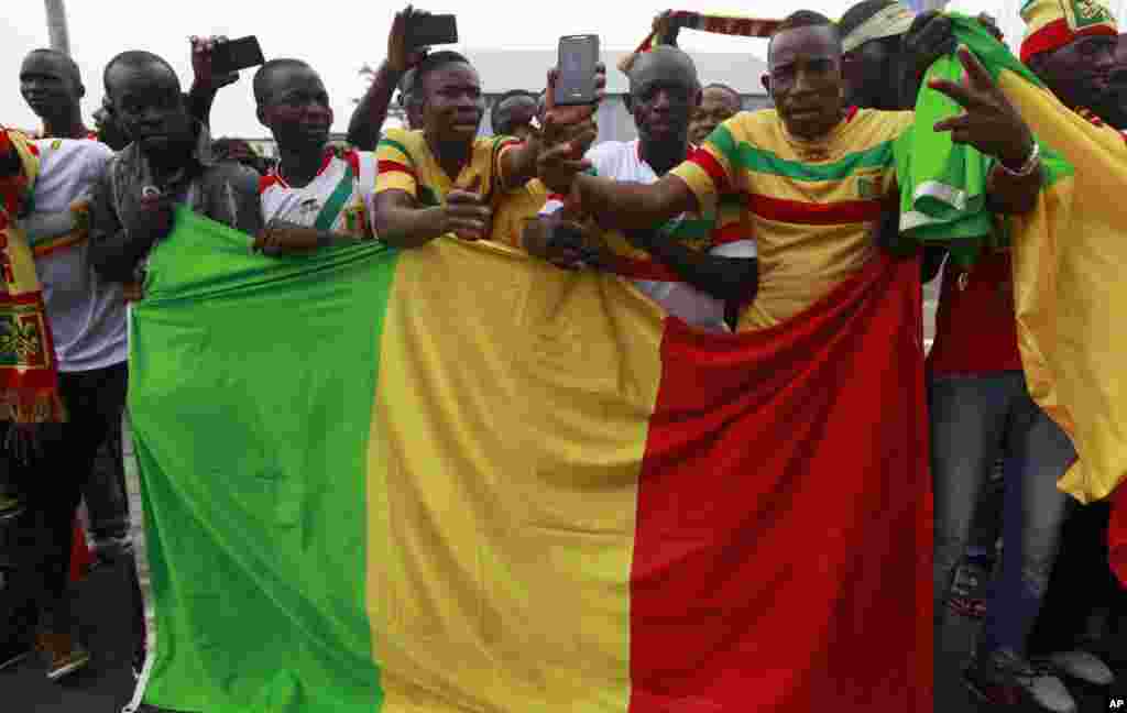 Des supporters maliens acclament leur équipe nationale de football à l&#39;arrivée à l&#39;aéroport international de Malabo Malabo, Guinée équatoriale, vendredi 16 janvier 2015. 