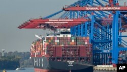 Un contenedor es cargado en un barco mercante en el puerto de Hamburgo, en Alemania, el 15 de octubre de 2018.