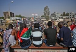 Sudanese protesters participate in a "million-strong" march outside the army headquarters in the capital Khartoum, April 25, 2019.