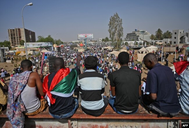Sudanese protesters participate in a "million-strong" march outside the army headquarters in the capital Khartoum, April 25, 2019.