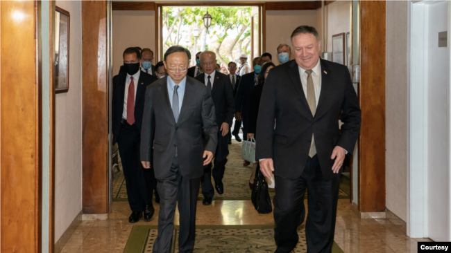 美國國務卿蓬佩奧與中共政治局委員楊潔篪2020年6月17日在夏威夷州會晤（照片來自國務卿蓬佩奧推文）