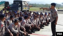 Paru anggota Polri mendapat pengarahan di dekat bandara Palu, Sulawesi, Tengah (3/10).