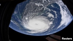 Badai Dorian tampak dari Stasiun Antariksa Internasional yang berjarak 200 mil dari Bumi, mendekati daratan AS, 2 September 2019.