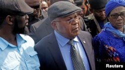 Congolese opposition leader Etienne Tshisekedi (C) is escorted upon arriving at the airport in the Democratic Republic of Congo's capital Kinshasa, July 27, 2016, after nearly two-year stay overseas for medical treatment. 