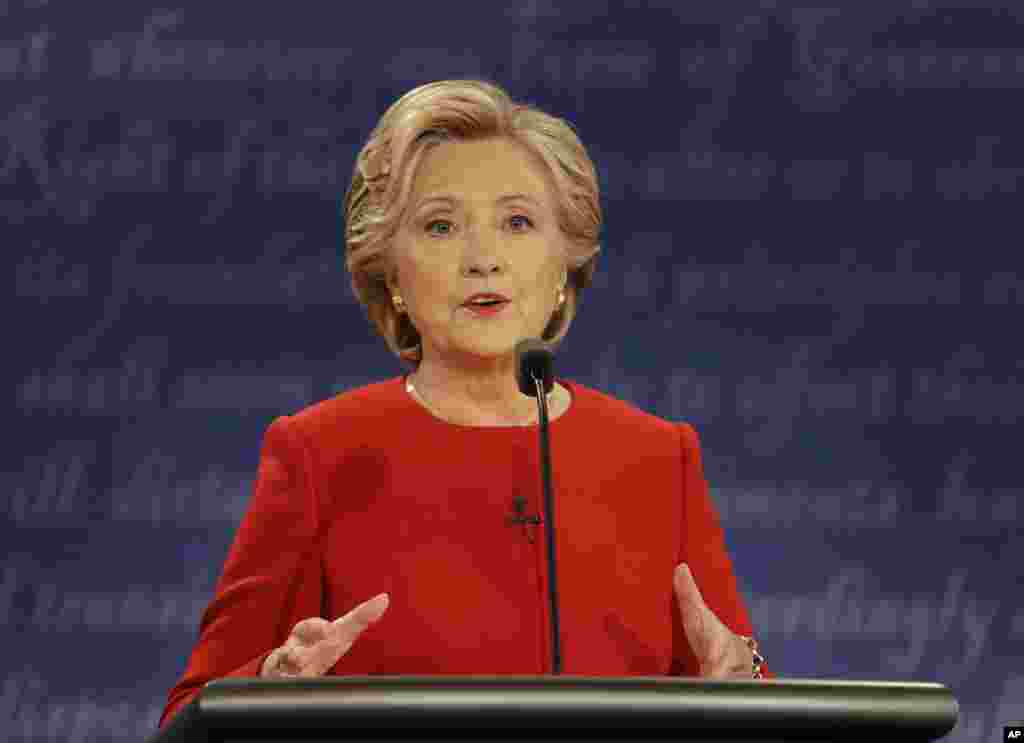 Kandidat presiden AS dari Partai Demokrat Hillary Clinton berbicara dalam debat kepresidenan pertama di Hofstra University di Hempstead, New York (26/9). (AP/Julio Cortez)