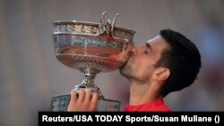 Novak Đoković sa pobjedničkim peharom nakon osvajanja Roland Garrosa. (Foto: Reuters/USA TODAY/Susan Mullane)