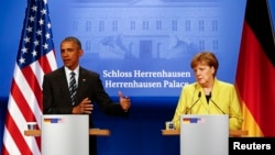 German Chancellor Angela Merkel and U.S. President Barack Obama speak to media during a news conference after their talks at Schloss Herrenhausen, Hanover, Germany, April 24, 2016. 