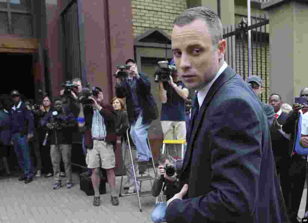 Oscar Pistorius looks back as he arrives at the high court in Pretoria, May 6, 2014.