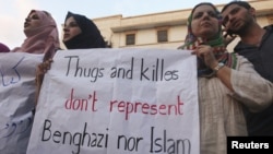 Người biểu tình Libya cầm biểu ngữ lên án những kẻ giết các nhà ngoại giao Mỹ với dòng chữ "những tên côn đồ và những kẻ giết người không đại diện cho Libya và Hồi giáo", ngày 12 tháng 9, 2012