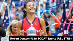 Ema Radukanu sa trofejem namenjenim pobednici US Opena (Foto: Reuters/Robert Deutsch-USA TODAY Sports)