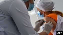 Petugas medis menyuntikkan Vaksin COVID-19 produksi AstraZeneca di sebuah rumah sakit di Kyiv, Ukraina (15/3). 
