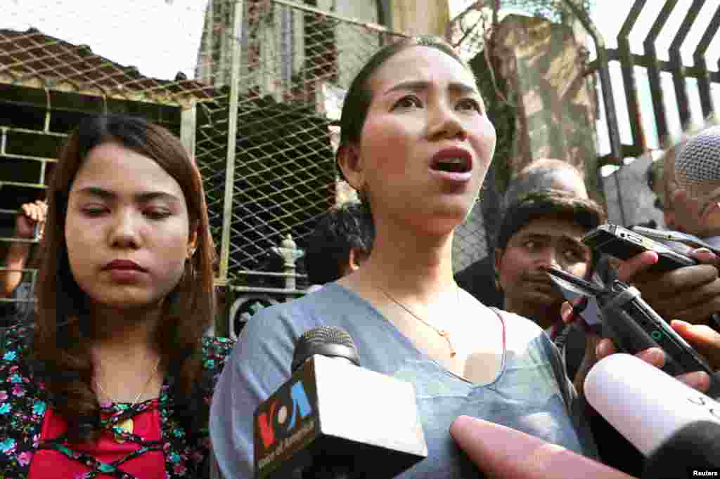ျပစ္ဒဏ္ခ်ခံထားရေသာ ခင္ပြန္းေတြျဖစ္ၾကတဲ့ ကိုဝလံုးနဲ႔ ကိုေက်ာ္စိုးဦးတို႔ရဲ႕ ဇနီးေတြျဖစ္ၾကတဲ့ ေဒၚပန္းအိမြန္ (ဝဲ) နဲ႔ ေဒၚခ်စ္စုဝင္း (ဇန္နဝါရီ ၁၁၊ ၂၀၁၉)