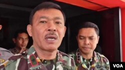 Kapolda Sulawesi Tengah Brigjen Idham Azis memberikan keterangan di Mapolres Poso (foto. dok VOA/Yoanes).
