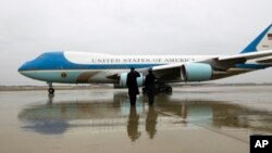 Según un analista el avión presidencial es muy caro porque hace mucho por el presidente de Estados Unidos en situaciones de crisis, incluso mantenerlo seguro en caso de un ataque nuclear.