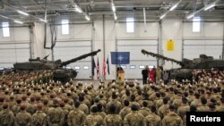 Menteri Pertahanan Inggris Gavin Williamson saat mengunjungi pasukan Inggris di pangkalan militer NATO di Tapa, Estonia, 25 Maret 2018. (Foto: dok).