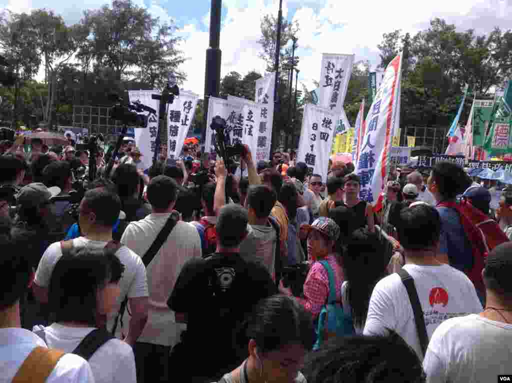数万港人参加七一大游行誓言守护香港（美国之音海彦拍摄）