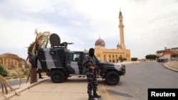 Un agent de sécurité lors d'un déploiement dans la ville de Tarhouna, en Libye, le 11 juin 2020. 