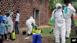 En esta foto de archivo tomada el jueves 31 de mayo de 2018, funcionarios de salud congoleños se preparan para desinfectar personas y edificios en el hospital de referencia general de Mbandaka, Congo. La ministra de Salud del Congo, Oly Ilunga Kalenga, declaró el martes 24 de julio de 2018 el fin del último brote letal del virus del Ébola en el país, después de un período de observación de 42 días sin registrar nuevos casos confirmados.