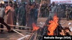 L'ex-président de la Sierra Leone Ahmed Tejan Kabbah et des dignitaires de la Cedeao lors d'une cérémonie de destruction d'armes à Bo, le 20 janvier 2002. (VOA/Nathalie Barge)