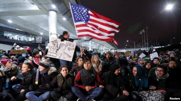 Trump Orders Block Immigrants at Airports, Leading to Chaos, Protests