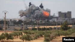 Smoke and flame rise after what fighters of the Syria Democratic Forces (SDF) said were U.S.-led air strikes on the mills of Manbij where Islamic State militants are positioned, in Aleppo Governorate, Syria, June 16, 2016. 
