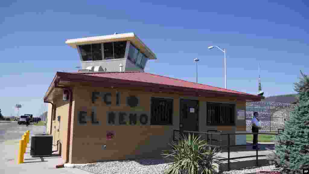 Un agent secret se tient en dehors de l’établissement fédéral correctionnel, El Reno, le 16 Juillet 2015.