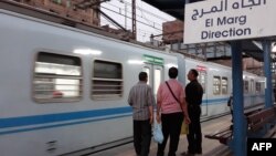 Les gens font la queue pour prendre le train à une station de métro dans la capitale égyptienne, le Caire, le 28 mai 2018.