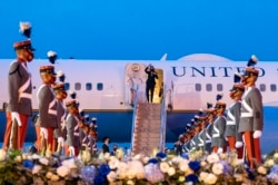 Wakil Presiden AS Kamala Harris melambaikan tangan saat tiba di Bandara Internasional Aeropuerto Internacional La Aurora di Kota Guatemala, Minggu, 6 Juni 2021.