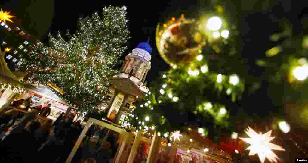 آغاز بازار کریسمس در میدان معروفی&zwnj; در برلین آلمان.