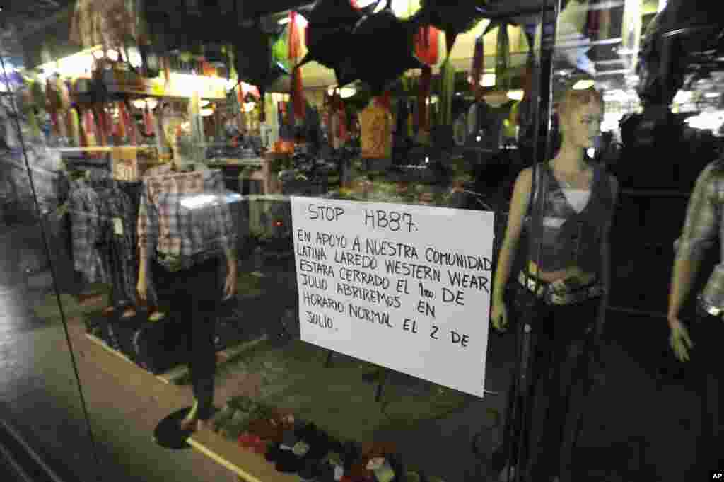 یکم جولائی 2011ء کو ایٹلانٹا کے &rsquo;لاطینو مال&lsquo; میں کپڑے کا ایک اسٹور بند پڑا ہے۔ کھڑکی میں آویزاں سائن بورڈ پر &rsquo;تارکینِ وطن کے بغیر ایک دِن&lsquo; تحریر ہے &nbsp;