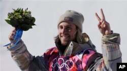 ရုရှားမှာကျင်းပတဲ့ ဆောင်းရာသီ အိုလံပစ်မှာ ပထမဆုံးရွှေတံဆိပ်ဆွတ်ခူးနိုင်ခဲ့သူ အမေရိကန်နိုင်ငံသား Sage Kotsenburg