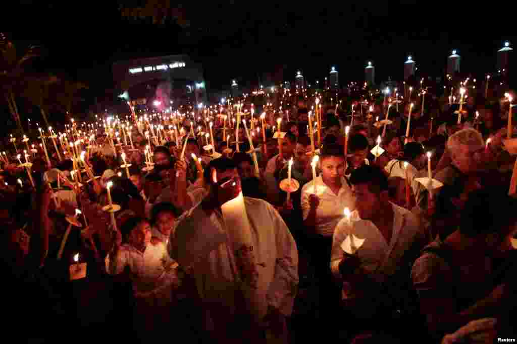 Umat Katolik ikut upacara cahaya, sebagai bagian dari perayaan Minggu Suci di Nahuizalco, El Salvador, 15 April 2017.