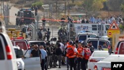 فائرنگ کے بعد جائے واقعہ پر اسرائیل کے سکیورٹی اہلکار اور ریسکیو عملہ موجود ہے۔