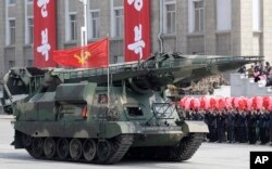 북한이 지난 4월 태양절 열병식에서 공개한 미사일. 조종날개가 달린 탄두 모양과 무한궤도식 발사차량의 모습이 30일 북한이 최근 시험발사에 성공했다며 공개한 정밀유도 탄도미사일과 일치한다.