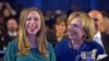 Chelsea Clinton y Jenna Bush, nuevas socias de equipo de fútbol femenino 