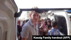 Abdul-Rahman Kassig dalam sebuah foot keluarga di perbatasan Suriah sekitar pertengahan tahun 2012 dan akhir tahun 2013 membantu Special Emergency Response and Assistance (SERA) mengantarkan bantuan untuk para pengungsi.