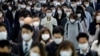 Orang-orang mengenakan masker wajah di Stasiun Shinagawa station saat jam sibuk di tengah pandemi virus corona (Covid-19) di Tokyo, Jepang, 20 April 2020.