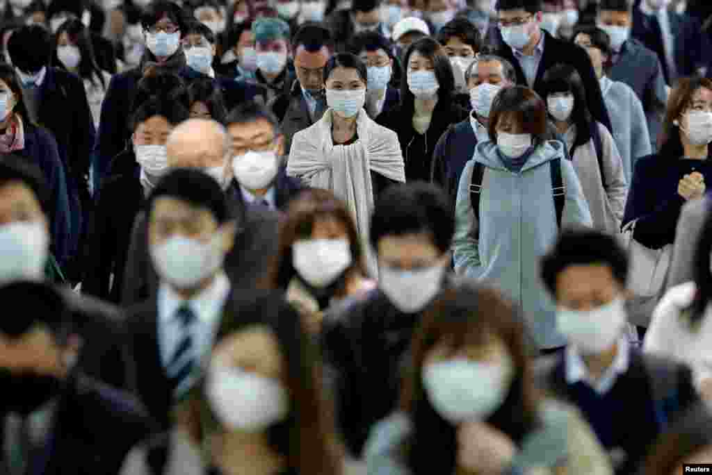 People wear face masks at Shinagawa station during the rush hour after the government expanded a state of emergency to include the entire country following the coronavirus disease (COVID-19) outbreak, in Tokyo, Japan.
