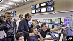 Scientists monitor the injection of proton and ion into the Large Hadron Collider, which is 100 meters underground near Geneva, Switzerland, 23 Oct 2009