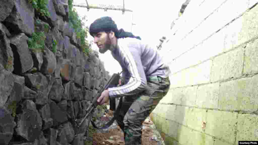 Một binh sĩ của phe nổi dậy chiến đấu tại Tabiseh ở ph&iacute;a bắc th&agrave;nh phố Homs, ng&agrave;y 17/1/2013.&nbsp; 