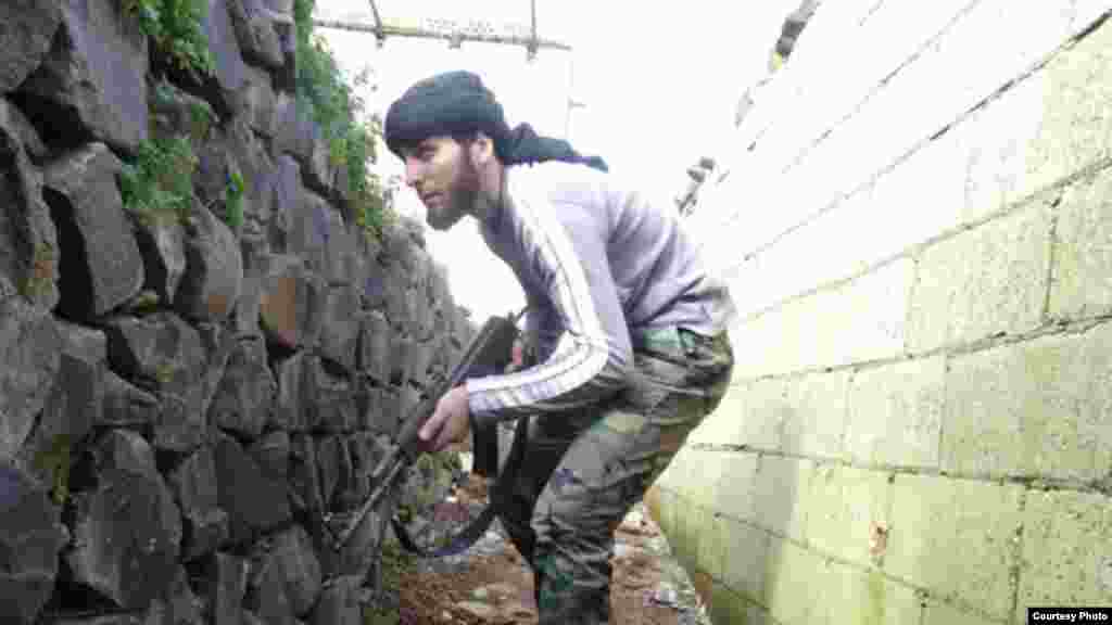 Fighter keeps his head down during firefight in Tabiseh north of Homs, Syria, January 17, 2013 (Lens Young Homsi)