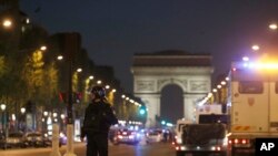 Polisi mengamankan kawasan Champs Elysees Avenue setelah terjadinya penembakan yang menewaskan seorang polisi di Paris, Perancis Kamis malam (20/4). 